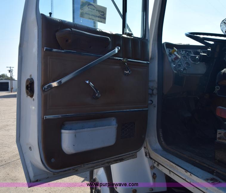 image for item J7235 1995 Ford L9000 dump truck