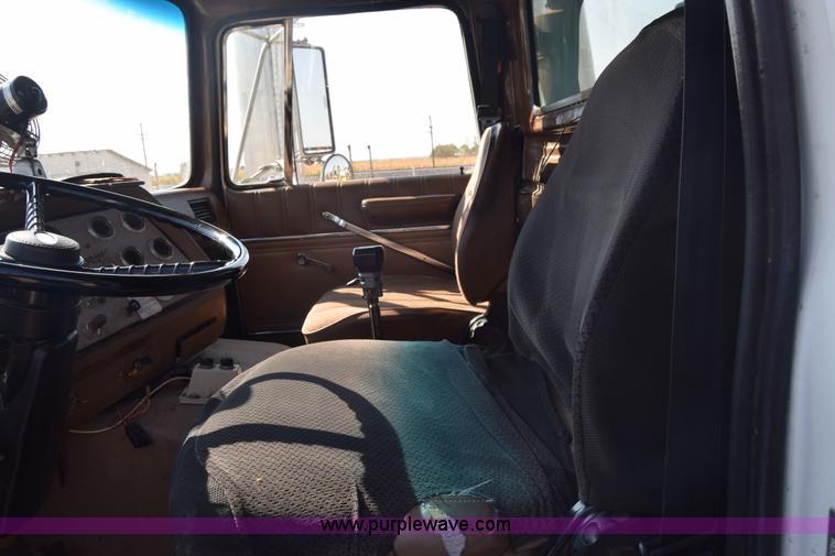 image for item J7235 1995 Ford L9000 dump truck