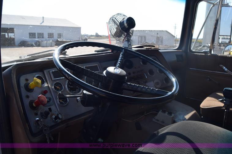 image for item J7235 1995 Ford L9000 dump truck