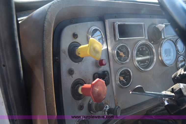 image for item J7235 1995 Ford L9000 dump truck