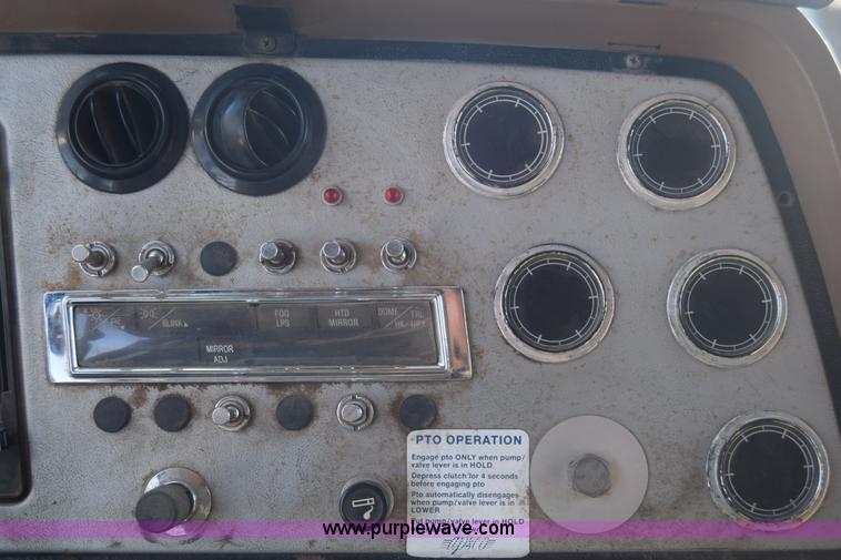 image for item J7235 1995 Ford L9000 dump truck