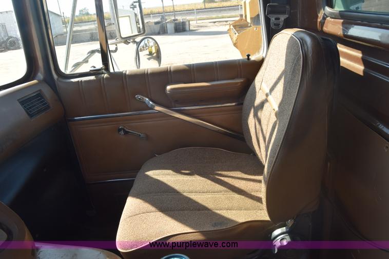 image for item J7235 1995 Ford L9000 dump truck