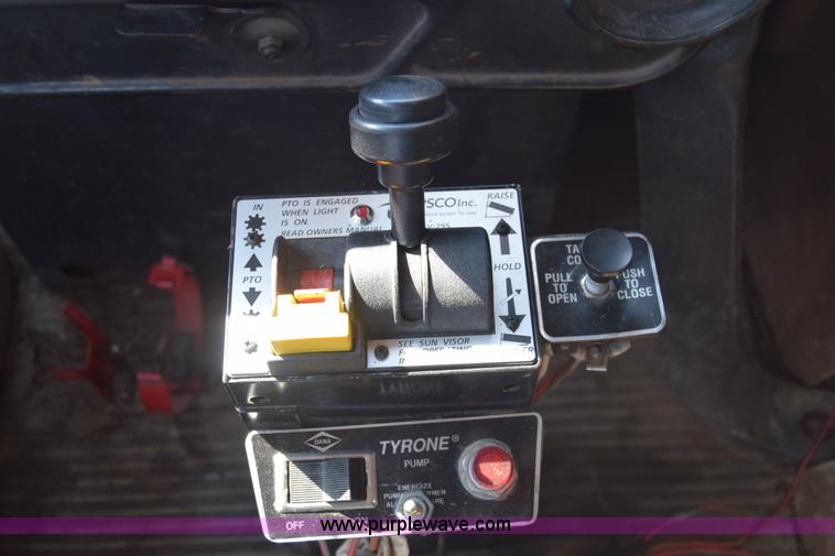 image for item J7235 1995 Ford L9000 dump truck