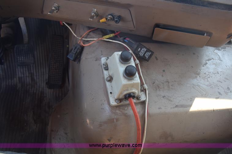 image for item J7235 1995 Ford L9000 dump truck