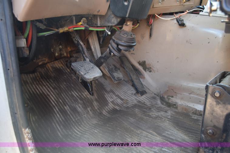 image for item J7235 1995 Ford L9000 dump truck