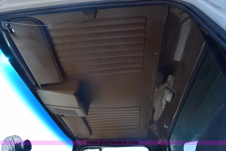 image for item J7235 1995 Ford L9000 dump truck