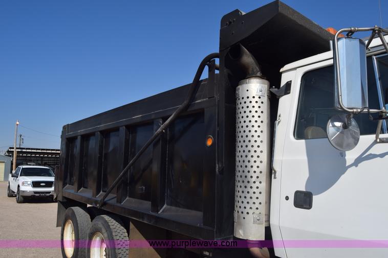 image for item J7235 1995 Ford L9000 dump truck
