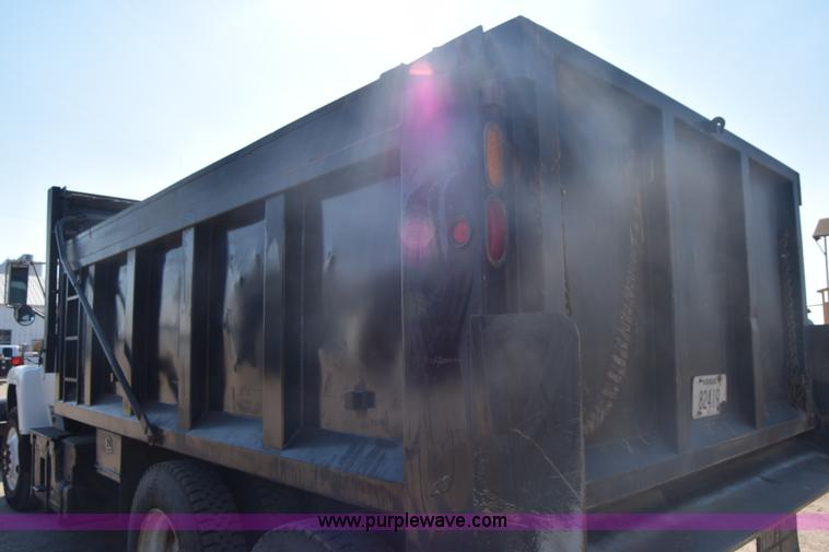 image for item J7235 1995 Ford L9000 dump truck