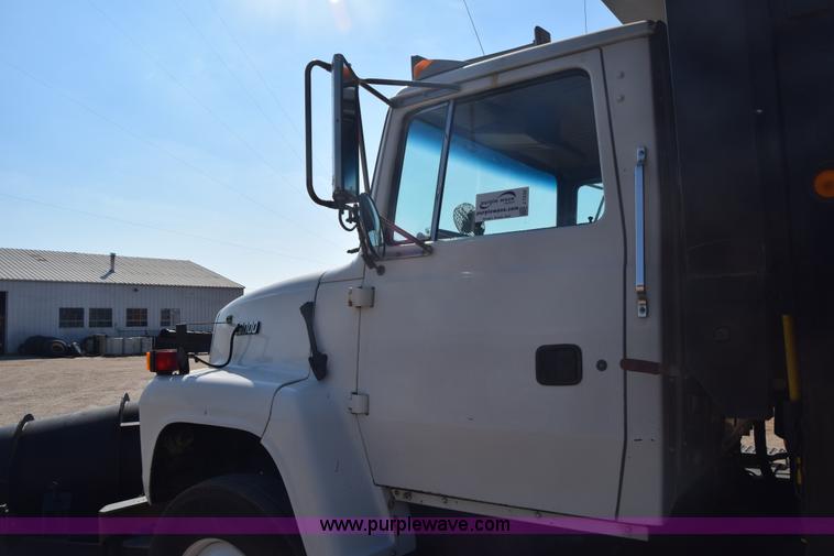 image for item J7235 1995 Ford L9000 dump truck