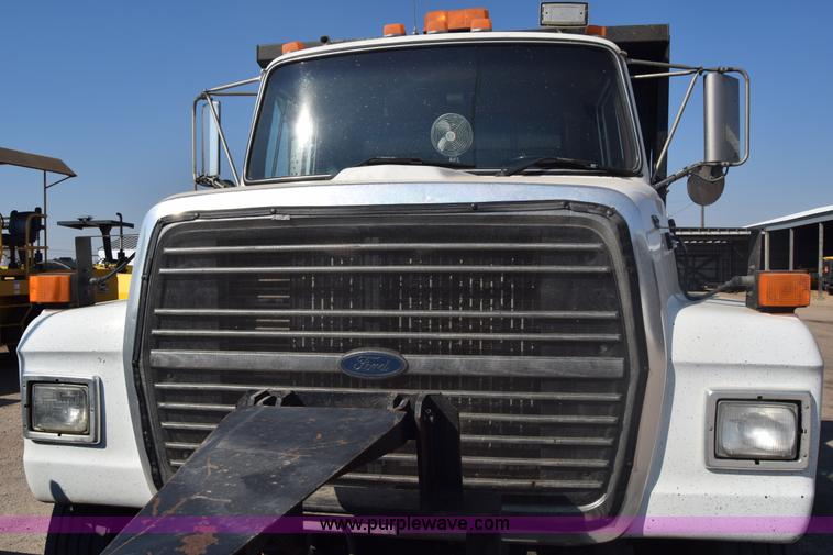 image for item J7235 1995 Ford L9000 dump truck