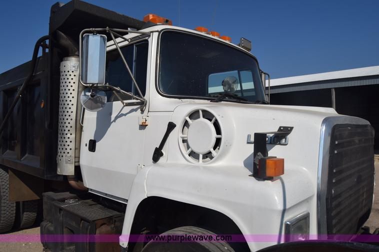 image for item J7235 1995 Ford L9000 dump truck