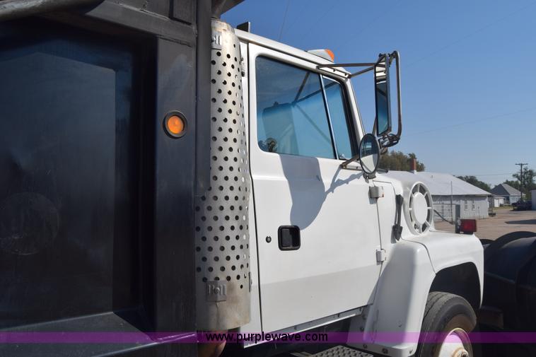 image for item J7235 1995 Ford L9000 dump truck