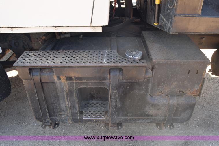 image for item J7235 1995 Ford L9000 dump truck