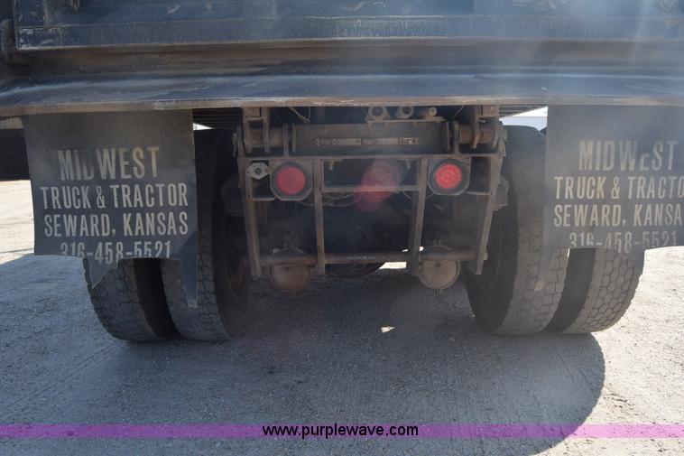 image for item J7235 1995 Ford L9000 dump truck