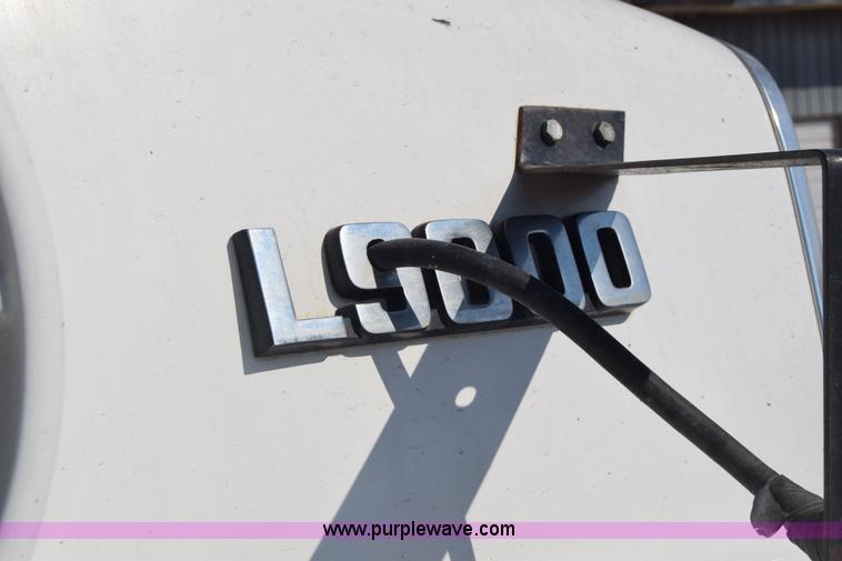 image for item J7235 1995 Ford L9000 dump truck