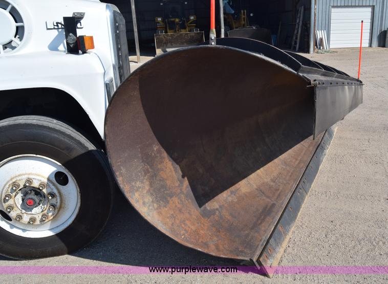 image for item J7235 1995 Ford L9000 dump truck