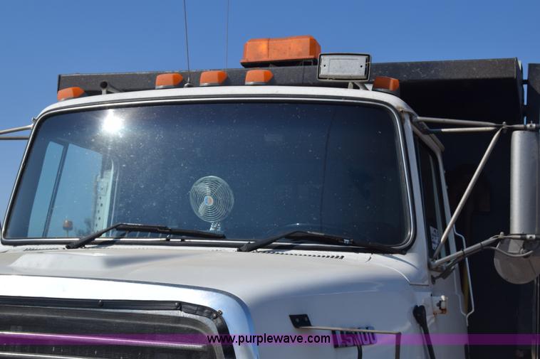 image for item J7235 1995 Ford L9000 dump truck
