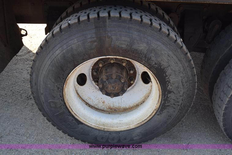 image for item J7235 1995 Ford L9000 dump truck