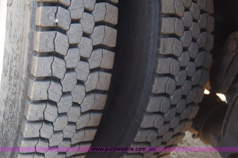 image for item J7235 1995 Ford L9000 dump truck