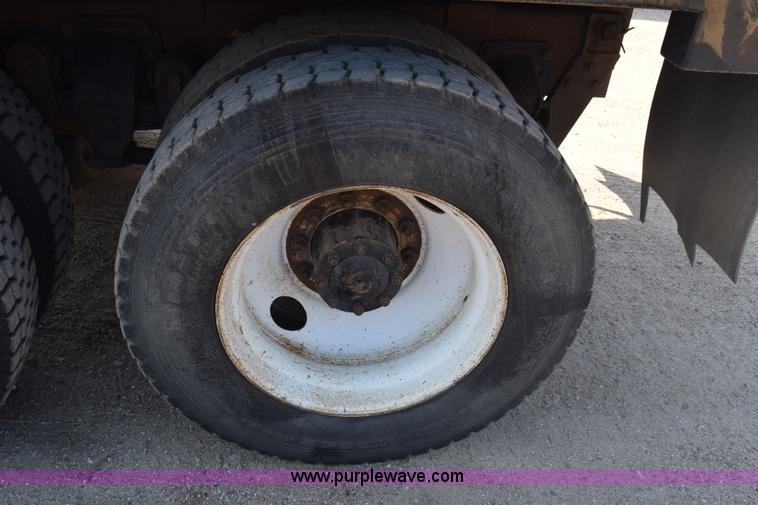 image for item J7235 1995 Ford L9000 dump truck