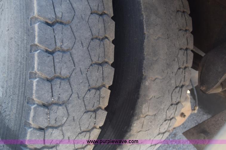 image for item J7235 1995 Ford L9000 dump truck