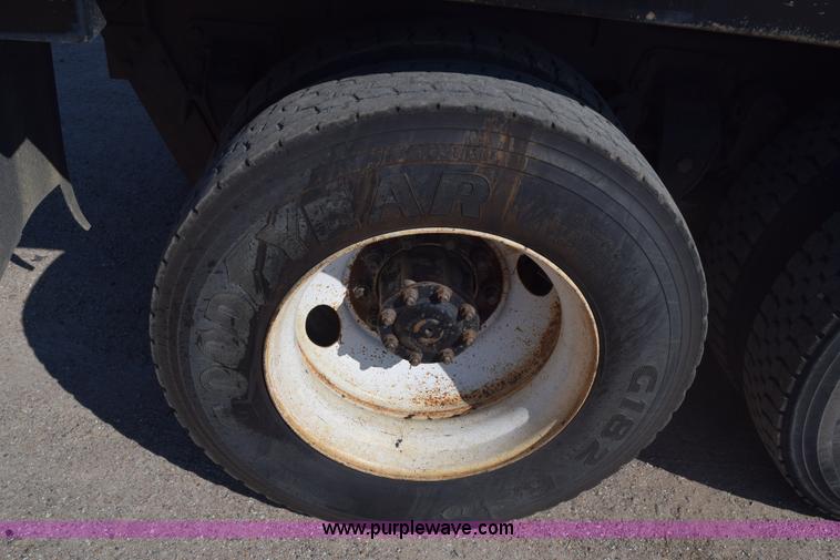 image for item J7235 1995 Ford L9000 dump truck