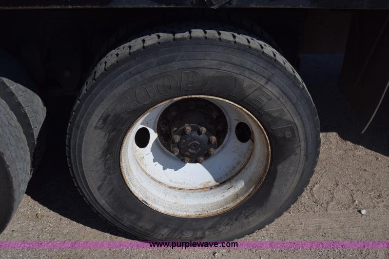 image for item J7235 1995 Ford L9000 dump truck