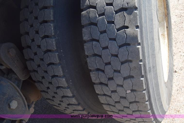 image for item J7235 1995 Ford L9000 dump truck