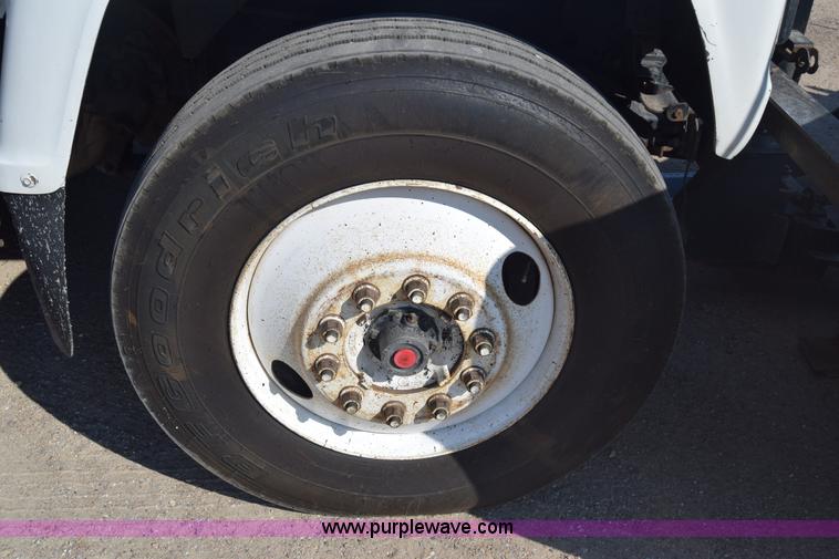 image for item J7235 1995 Ford L9000 dump truck