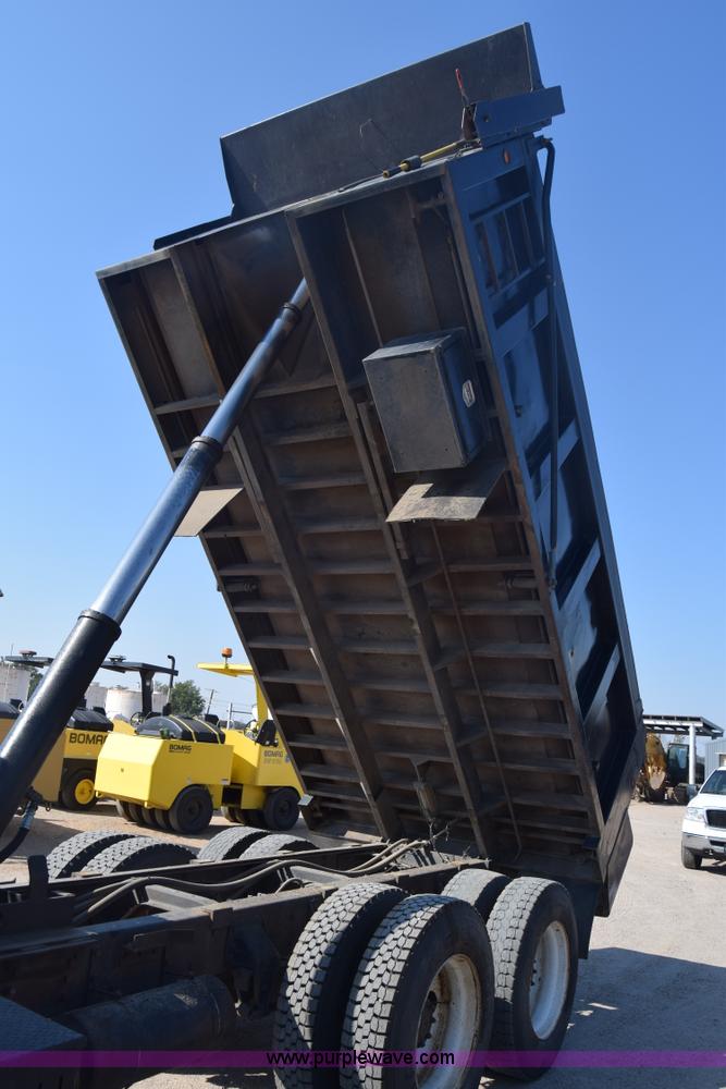 image for item J7235 1995 Ford L9000 dump truck