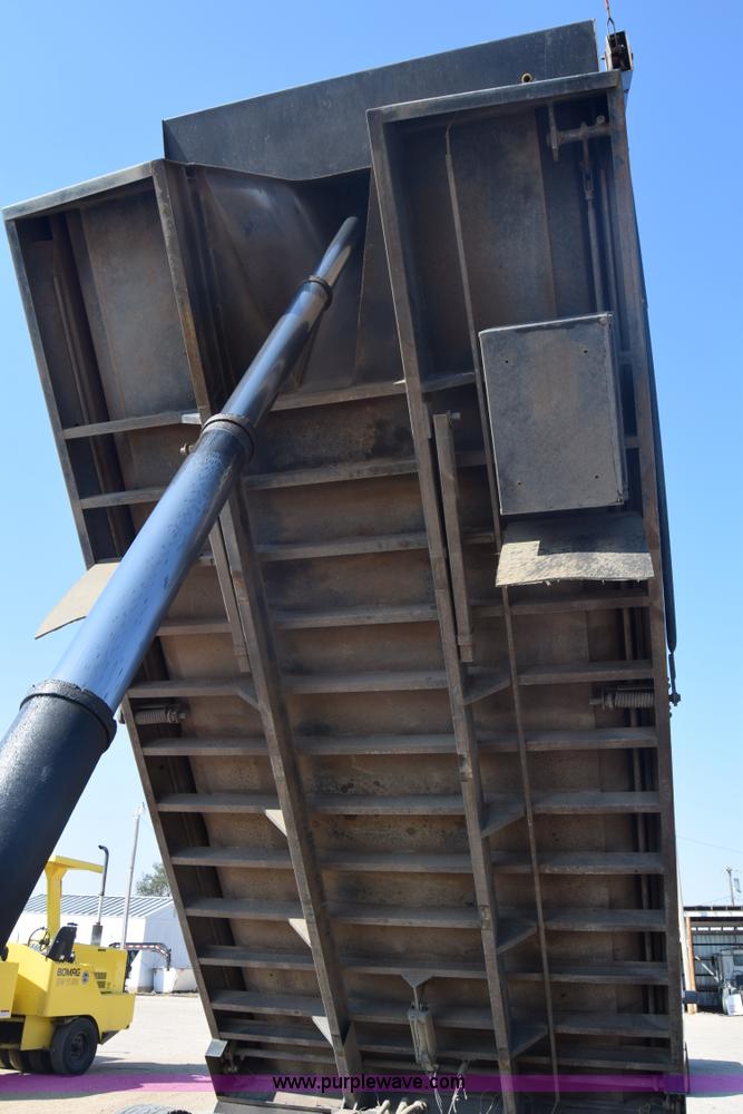 image for item J7235 1995 Ford L9000 dump truck