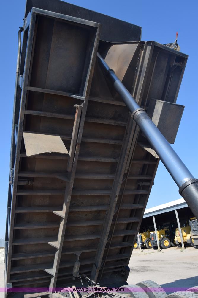 image for item J7235 1995 Ford L9000 dump truck