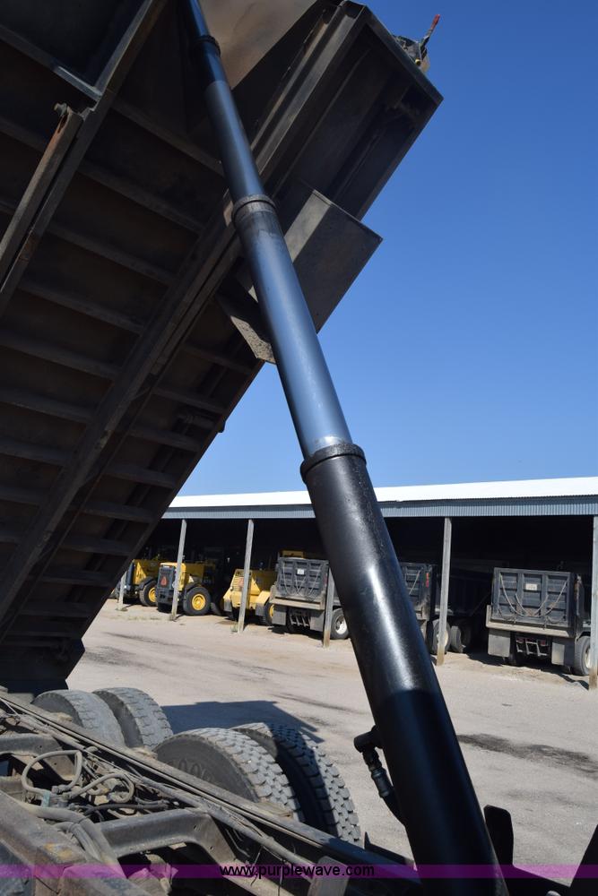 image for item J7235 1995 Ford L9000 dump truck