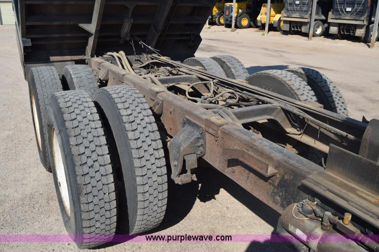 image for item J7235 1995 Ford L9000 dump truck