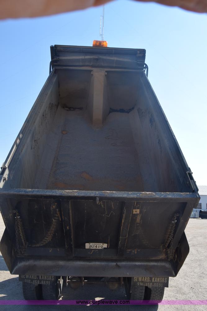 image for item J7235 1995 Ford L9000 dump truck