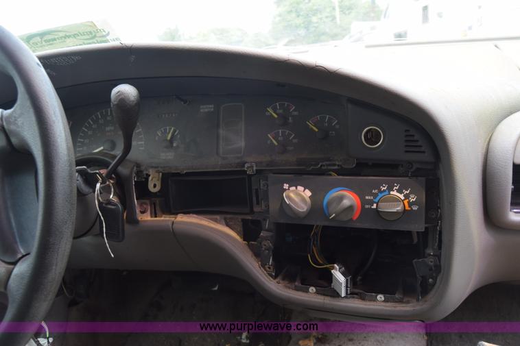 image for item J7779 1994 Pontiac Bonneville SE