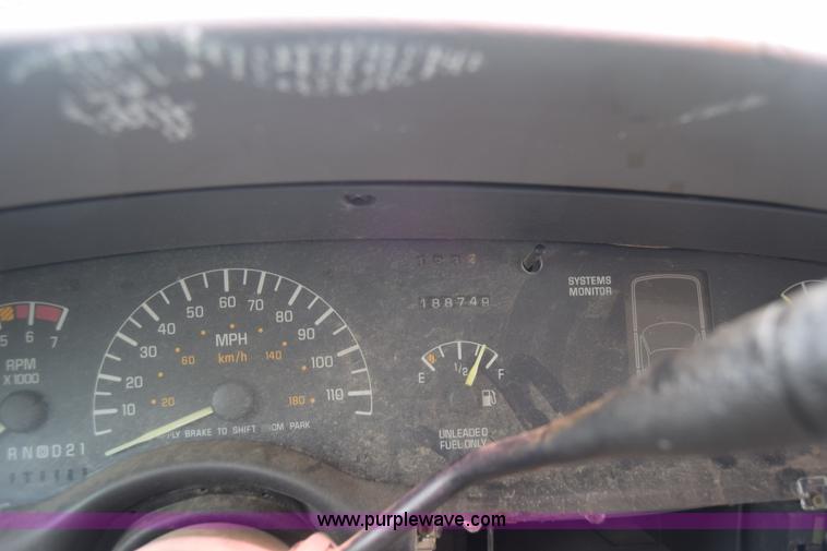 image for item J7779 1994 Pontiac Bonneville SE