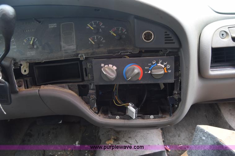 image for item J7779 1994 Pontiac Bonneville SE