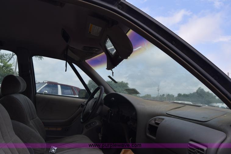 image for item J7779 1994 Pontiac Bonneville SE