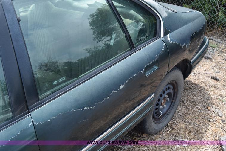 image for item J7779 1994 Pontiac Bonneville SE