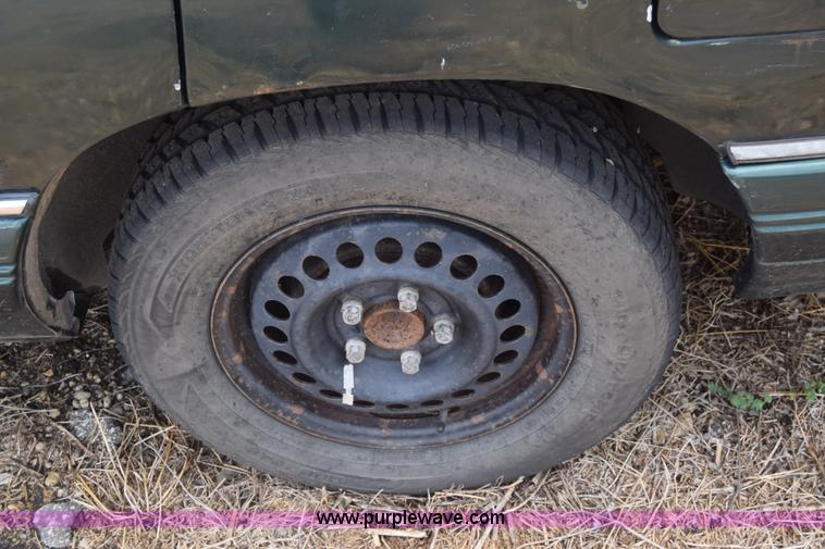 image for item J7779 1994 Pontiac Bonneville SE