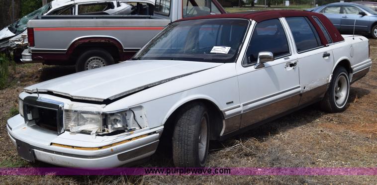 image for item J7780 1991 Lincoln Town Car Signature