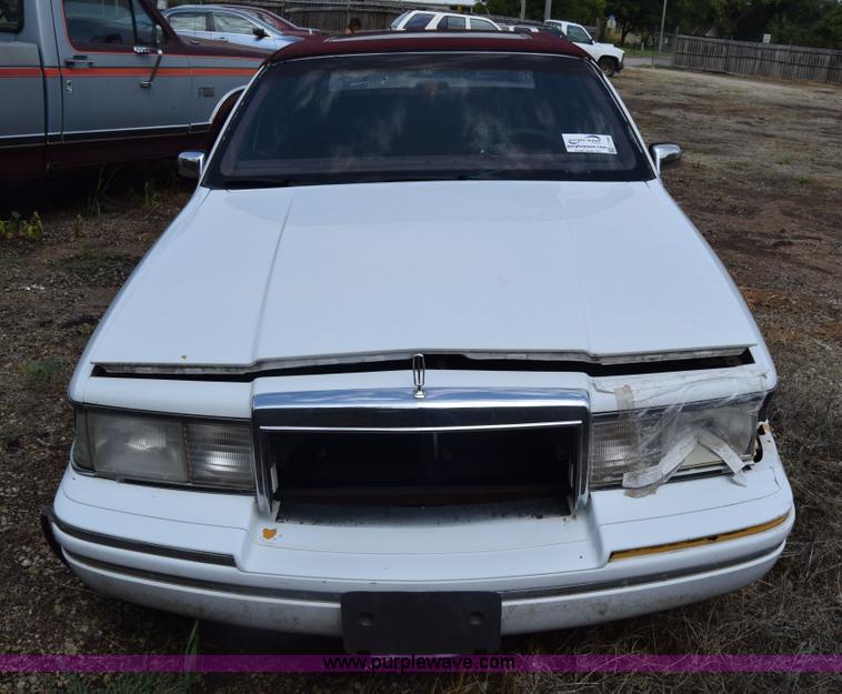 image for item J7780 1991 Lincoln Town Car Signature