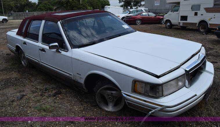 image for item J7780 1991 Lincoln Town Car Signature