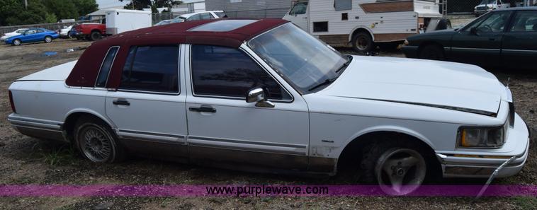 image for item J7780 1991 Lincoln Town Car Signature