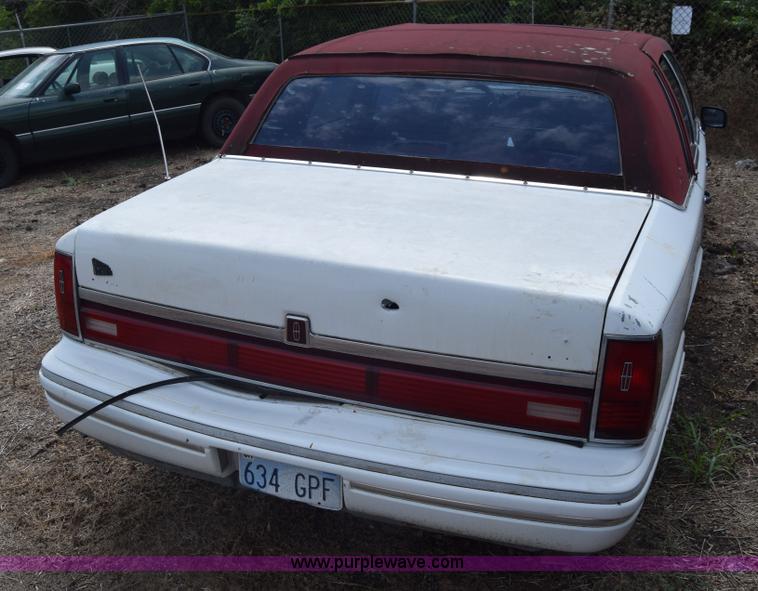 image for item J7780 1991 Lincoln Town Car Signature