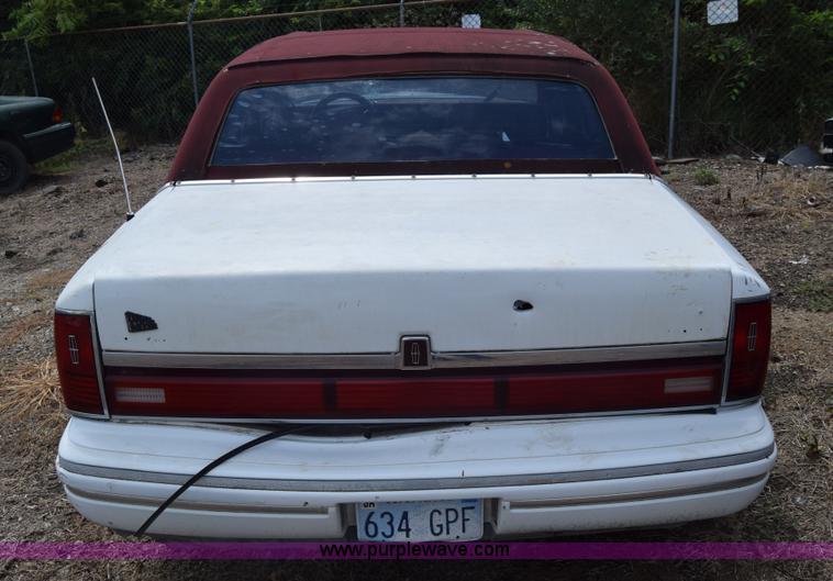 image for item J7780 1991 Lincoln Town Car Signature