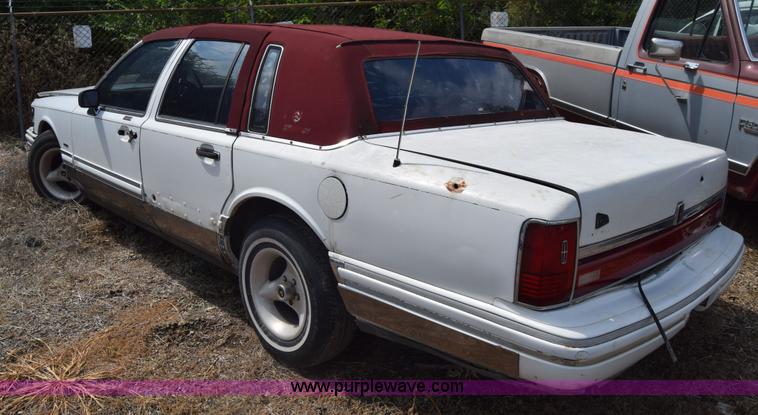 image for item J7780 1991 Lincoln Town Car Signature