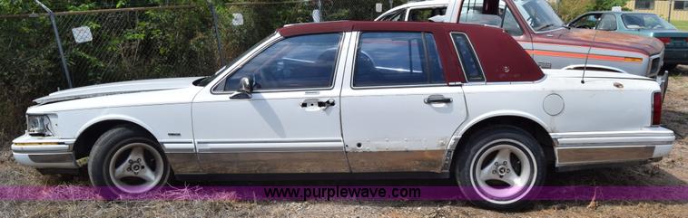 image for item J7780 1991 Lincoln Town Car Signature