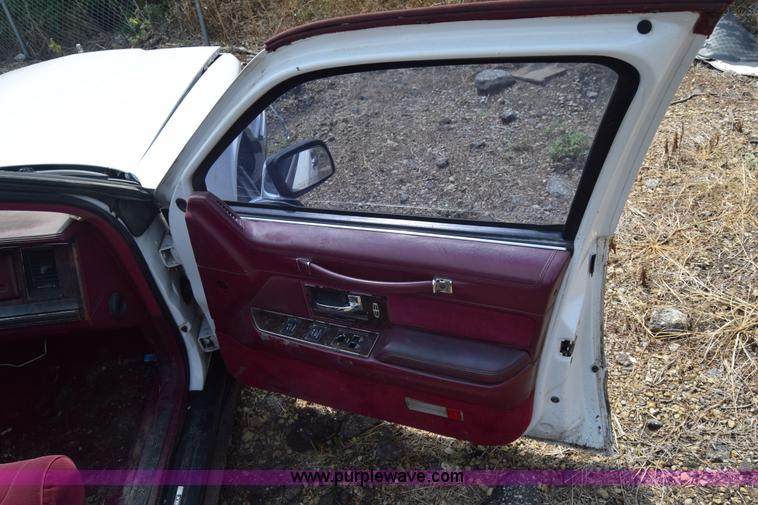 image for item J7780 1991 Lincoln Town Car Signature